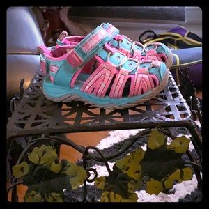 Cat and Jack girls water shoes